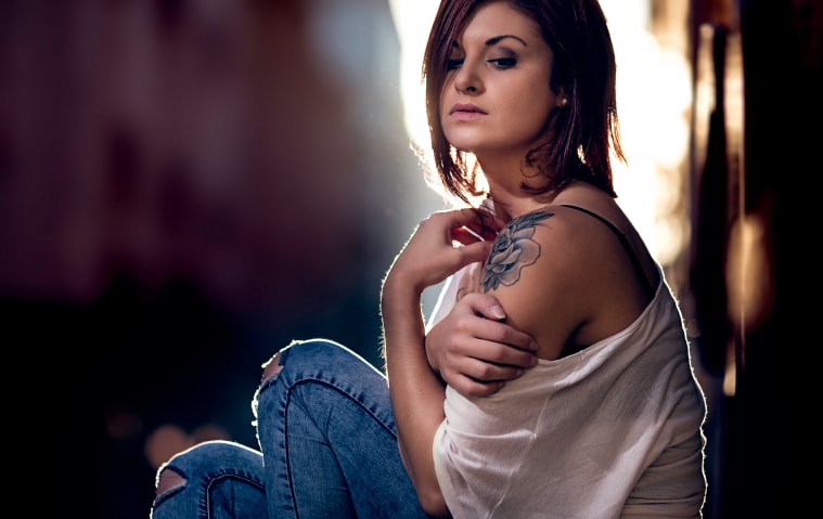 portrait fille rousse assise jean tshirt blanc urbain tatouage soleil