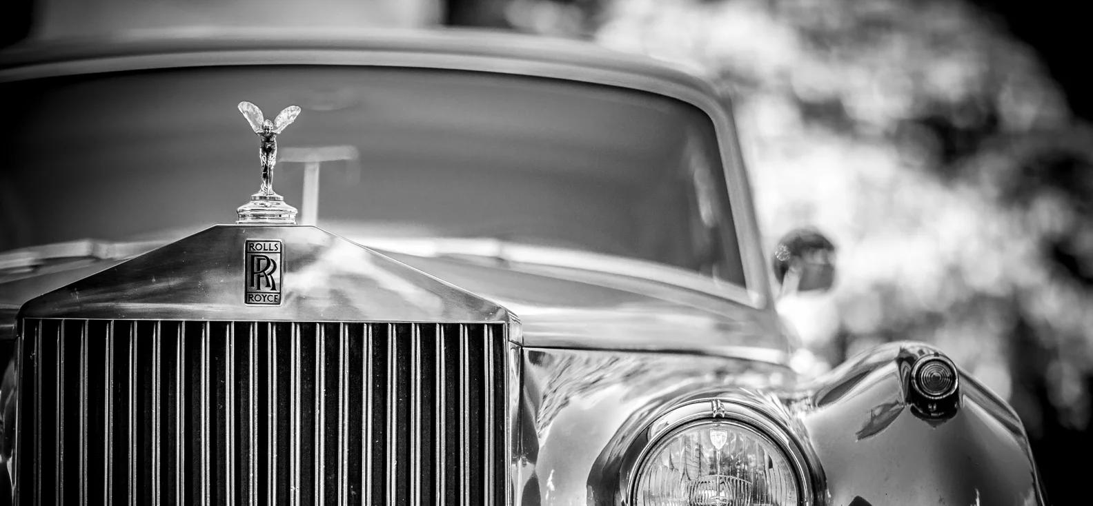 Photo detail voiture rolls royce noir blanc paysage