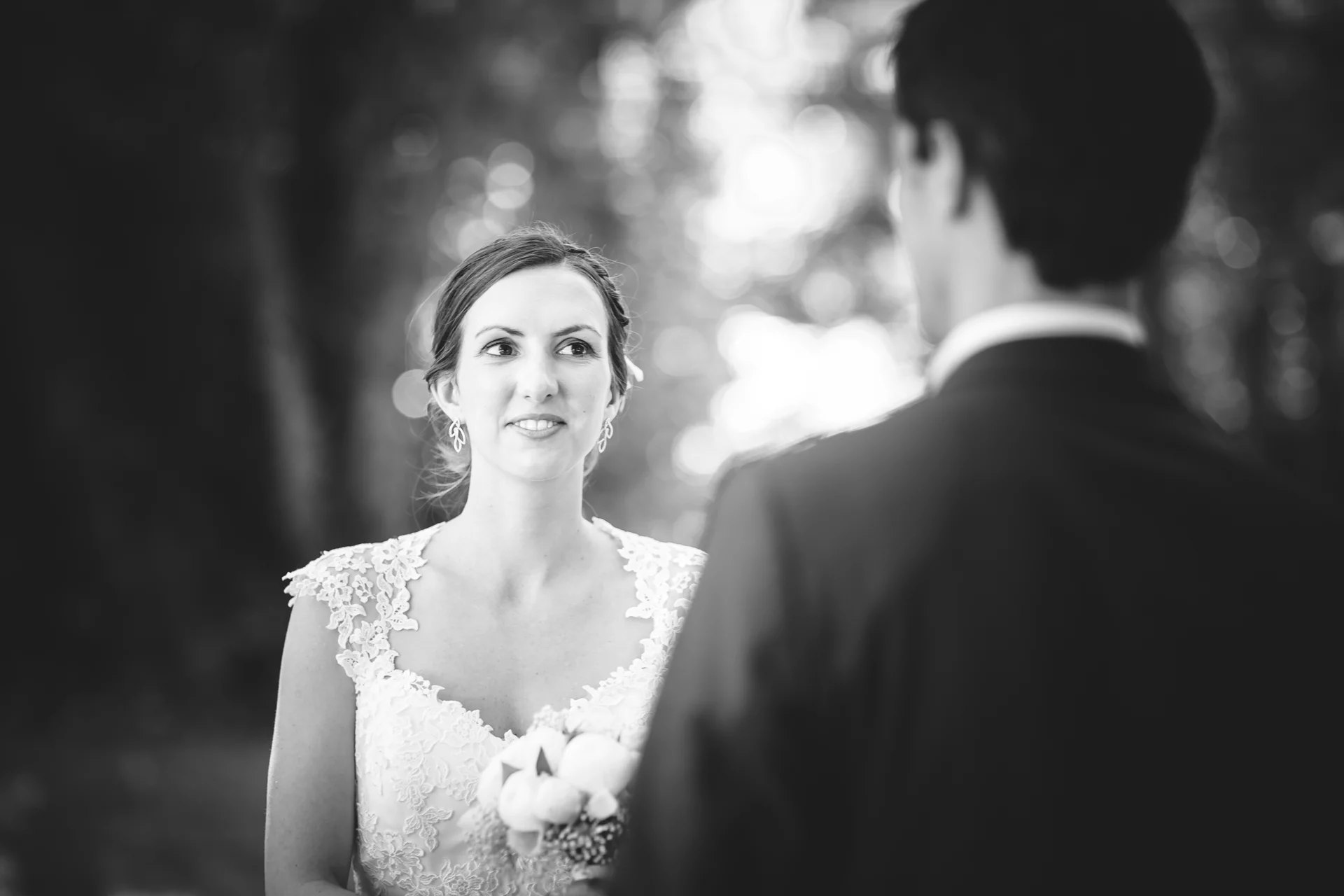 Portrait mariee mariage sourire noir blanc