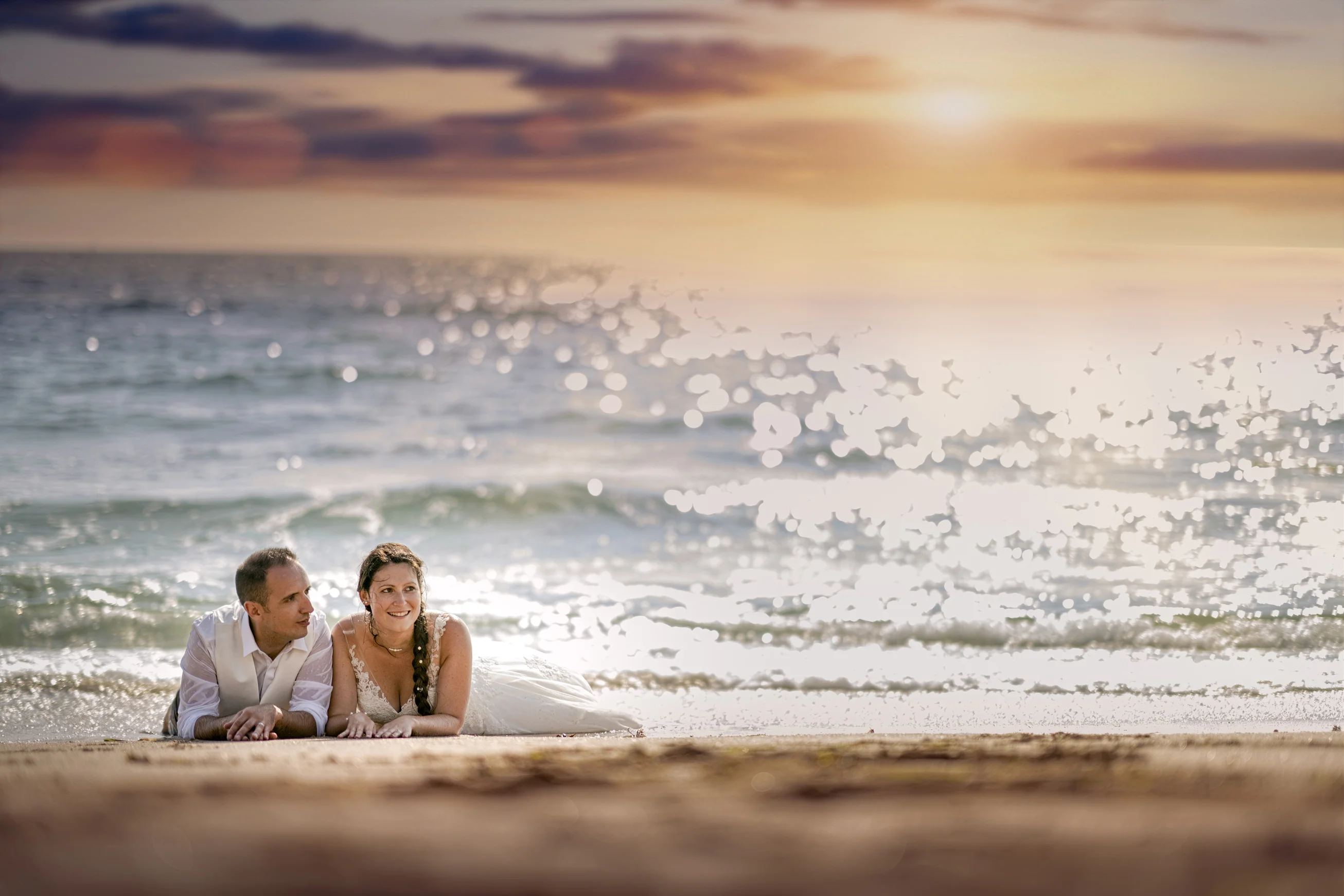Photo mariage homme femme allonge sable plage