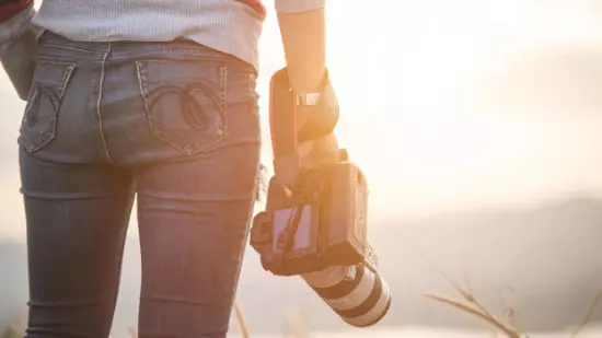 femme appareil photo coucher soleil jean