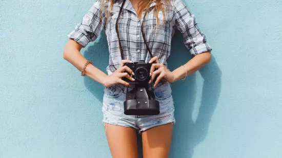 femme mur bleu appareil photo short