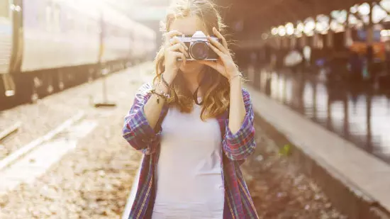 fille photographe appareil photo gare train soleil