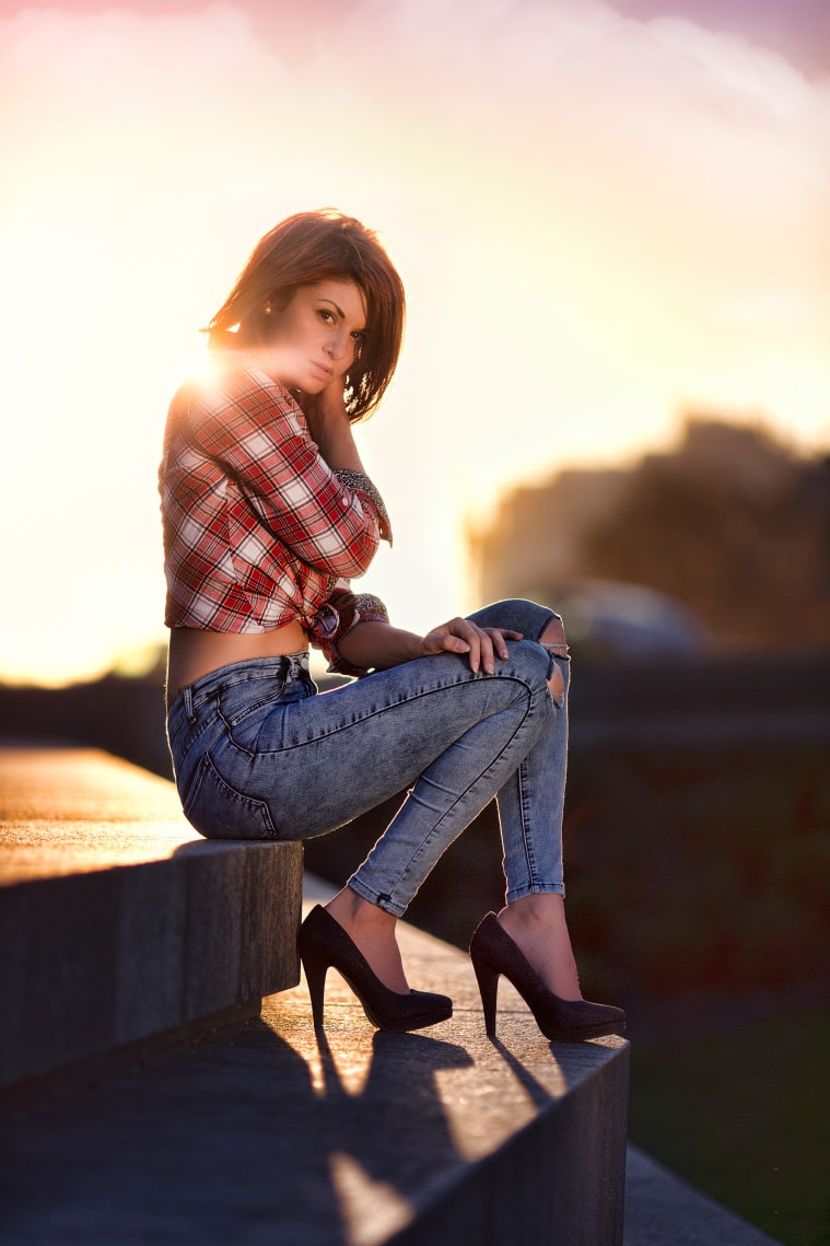 portrait fille rousse assise marches jean chemise carreaux urbain talon soleil