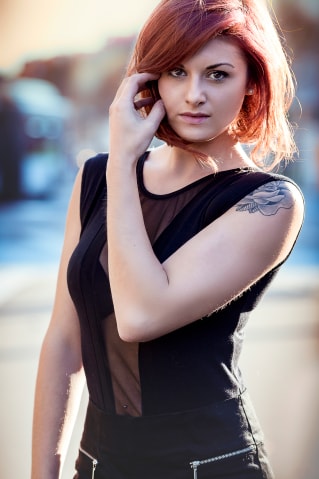 portrait fille rousse assise urbain body tatouage