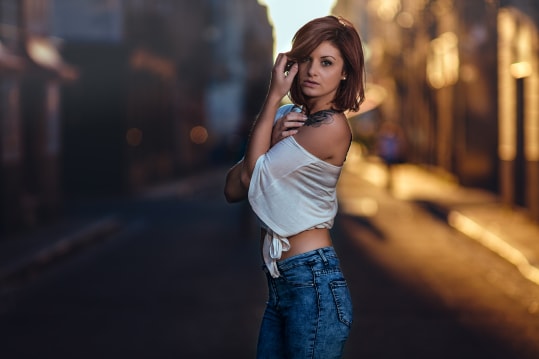 portrait fille rousse debout jean-tshirt blanc urbain rue soleil