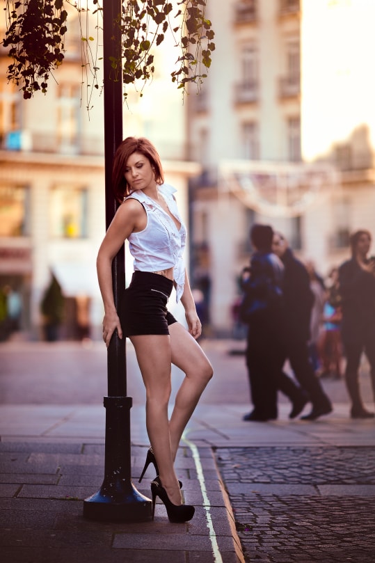 portrait fille rousse debout poteau urbain talon tatouage short