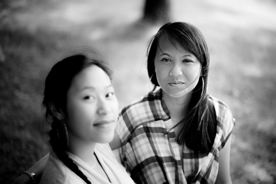Portrait amies filles asiatiques banc noir blanc