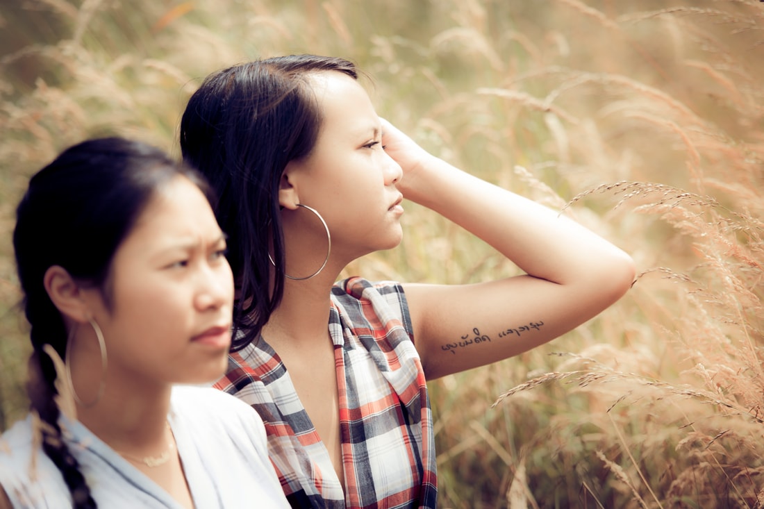 Portrait amies filles asiatiques tatouage champ